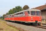 Jedes Jahr findet in Gleinstätten das  Zeggern  statt, 2014 stand das Volksfest ganz im Zeichen der Sulmtalbahn. Es wurde ein Film über die 1967 eingestellte Strecke gezeigt, die Freunde der Sulmtalbahn präsentierten die 120m lange Modulanlage und auch der legendäre  Rote Blitz  pendelte aus der ehemaligen Strecke zwischen Gleinstätten und Wies-Eibiswald.
Der VT10.02 steht hier am 31.8.2014 im Bahnhof Gleinstätten und wartet auf die Abfahrt nach Wies-Eibiswald.