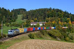 Nachdem mir die schön gestaltete 386 020, die an das 150-jährige Jubiläum der Hamburger Hafenbahn erinnert, nicht so oft vor die Linse fährt, noch eine kleine Variation des Motivs mit dem Semmelhof in den herbstlich verfärbten Wäldern zwischen Summerau und Freistadt. Der privaten Containerzug G 41501 von Prag nach Salzburg Liefering besteht inzwischen fast komplett aus den neuen Tragwagen vom Typ Sggnss 80, welche gleich zwei 40'-Container aufnehmen können. Am 02. Oktober 2017 war die Auslastung des Zuges sehr gut, wodurch ein farbenfrohes Bild entstand.