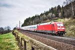 Der EC 114  Wörthersee  (Klagenfurt Hbf - Dortmund Hbf) fährt mit 101 021-4 am Zugschluss, bei Penk, die Tauernbahn hinauf.
Im Hintergrund naht zugleich der Tunnelrettungszug, mit X 690 503-8 an der Spitze, heran.
Aufgenommen am 13.4.2019.