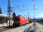 1116 003-3  RailCargoHungaria , durchfährt mit einem Schotterzug den Bhf.