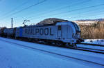 Die von der SETG gemietete 193 801-8 von RAILPOOL, durchfährt mit ihrem Kesselwagenzug, auf der Fahrt in Richtung Salzburg, den aufgelassenen Bahnhof Loifarn
Aufgenommen am 15.2.2017