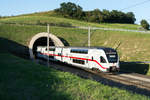 IC 94 hat den 1370 m langen Reiserbergtunnel fast verlassen und fährt der untergehenden Sonne entgegen. Perschling, am Abend des 01.08.2020.