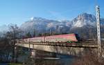 Winterstimmung am 29.12.2019 bei Brixlegg: Der tglich verkehrende RJX 860 (Flughafen Wien - Bregenz) berquert, angeleuchtet von der sich verabschiedenden Sonne, die Innbrcke auf dem Weg Richtung Innsbruck und Arlberg. Gefhrt wurde die uerst pnktliche Leistung von der ex  Red Bulletin Fashion Train -Garnitur 48. Interessant ist auch der Mast am rechten Bildrand, der als einziger in nherer Umgebung erneuert wurde.