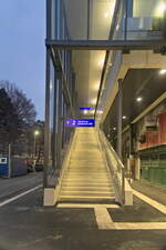 Die neue ÖBB-Haltestelle Innsbruck Messe wurde am 12.12.2021 für den Verkehr freigegeben, hier der Blick auf den Stiegenaufgang zum Bahnsteig 2 Richtung Innsbruck Hbf.