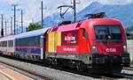 1016 023 in neuer Werbefolierung für Transporeon mit dem EC 163  Transalpin  nach Graz Hbf am 30.05.2024 bei der Durchfahrt im Bahnhof Kundl. 