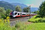 Die umliegenden Berge des Tiroler Unterinntals lassen die brütende Sommerhitze regelrecht erahnen, während der ÖBB 4748 027 am 29.07.2024 als REX 5379 (Innsbruck Hbf - Kufstein) den