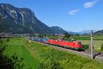 Bei Langkampfen bietet sich ein schöner Blick auf die Unterinntalbahn mit den umliegenden Bergen im Hintergrund.