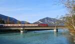 EuroCity 86 (Verona Porta Nuova - München Hbf) quert am 27.10.2024 den türkis-blauen Inn bei Brixlegg. In Kürze wird auch hier eine neue RJ2-Garnitur eingesetzt werden.