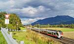 Bei imposanter Wolkenstimmung ist 4748 023 am 30.09.2024 als REX 5330 nach Innsbruck Hbf bei Terfens unterwegs.