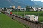 Impression einer Rollende Landstrae: 10 Trucks nutzen diese RoLa, bestehend aus 17 Niederflurwagen, von Trento nach Wrgl. (08.07.2008)
