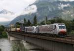 186 285-3 und 186 284-6 ´´rote Zebras`` von Railpool (RTC) fahren am 11.7.2012 mit einem Gterzug vom Brenner kommend ber die Innbrcke bei Brixlegg Richtung Mnchen.
