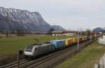 185 671-5 von Railpool ist am 17.3.2013 mit Sattelauflegern nach Italien unterwegs, hier bei Kirchbichl. Am Brenner ist Schluss fr die 185. Sie kommt mit einem Gegenzug zurck.