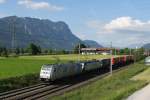 185 693-9 und 185 408-2 von TXL durchfahren mit einem Kombiverkehr den Ort Kirchbichl, von Kufstein kommend nach Italien.