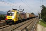 1116 153-8 ÖBB-Öamtc Lok durchfährt am 4.9.2014 mit einem Hackschnitzelzug den Bahnhof Rattenberg-Kramsach in Tirol Richtung Jenbach.