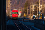 Im letzten Sonnelicht des Tages fährt 86-33 105-6 als REX auf die Dornbiner Ach Brücke/Bahnhof Schoren zu. 13.2.18 