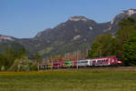 Der farbenfrohe ÖFB Railjet hinter Altach gen Götzis.
