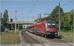 Die ÖBB 1116 245 verlässt mit einem RJ den Bahnhof von Bregenz in Richtung Wien Flughafen.