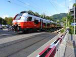 4748 501-5 cityjet  Frastanz  passiert als REX1-5589 den Seeuferbahnübergang in Bregenz und steuert sogleich in den Hauptbahnhof der Festspielstadt; 240816