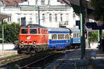 2143 070 mit dem Sonderzug zum Heizhausfest in Mistelbach bei seiner Tour  Rund um Wien  erreicht auf der Vororteline Wien Gersthof.