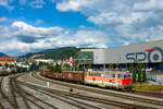 Weiz. Die 2043 049 genießt hier am 20.09.2024 das schöne Herbstwetter im Bahnhof Weiz.