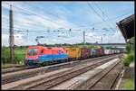 1116 009 fährt am 5.07.2018 mit einem Güterzug durch den Bahnhof Kirchstetten.