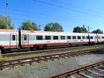 Bmpz 70 81 2094 023-2  SüdBahn-Express , hat sich auf die Westbahnstrecke verschlagen, und durchfährt den Bhf. Timelkam; 240907