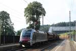 1216 025 mit einem Gterzug von Linz nach Villach, hier zusehn bei der Durchfahrt der Haltestelle Salzburg Kasern; am 26.07.2012
