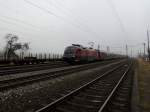 1116 204 braust bei dichtem Nebel mit Zugleistung RJ262 durch den Bhf.