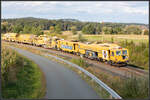 Im Bahnhof Wettanstätten legt sich der  Stopfexpress  auf dem Weg nach Deutschlandsberg in den Bogen . 
18.09.2021