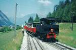 Achenseebahn__Lok1 mit Zug vom Achensee fährt in die Station Eben ein. Der Heizer ist abgestiegen und stellt nach Überfahrt des Zuges die Weiche für den ausfahrbereiten Gegenzug.__17-08-1973