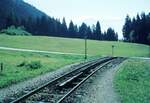 Achenseebahn__Kuz vor der Station 'Eben'. Ende des Zahnstangen-Abschnitts mit federndem Übergangsstück in Gleismitte.__08-1973