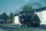 Achenseebahn__Lok 1 vor der Wagenhalle im Bf. Jenbach.__09-08-1973