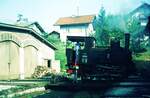 Achenseebahn__Bahnhof Jenbach. Lok 2 betritt die Bühne, korrekt: befährt die Schiebebühne.__08-1973