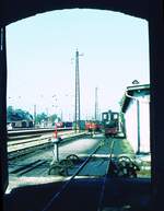 Achenseebahn__Bahnhof Jenbach. Blick aus dem Heizhaus über die Schiebebühne von 1889, entlang der Wagenhalle über die Gleisanlagen im Bf Jenbach. Diese 1889 von der Maschinenfabrik Eßlingen (ME) gelieferte Schiebebühne ist noch heute -2022 frisch restauriert- in Betrieb. Die ME, als damals und noch Jahrzehnte später führender Lieferant von Zahnradbahnen, lieferte nicht nur Loks und Triebwagen sondern auch Weichen, Schiebebühnen und anderes systemtypisches Zubehör. Die bauartgleiche, bis zum Schluß mit der typischen Handkurbel ausgestattete (wenn auch 2-gleisige, längere und später mit E-Antrieb versehene) Schiebebühne im alten Talbhf. und Betriebshof der Stuttgarter Zahnradbahn von 1886 wurde 1980 für die neuen, längeren 4-achsigen Tw ersetzt.__09-08-1973