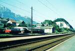 Achenseebahn__Bahnhof Jenbach. Blick vom Fernbahnsteig auf Wagenhalle, Lokschuppen/Heizhaus und Ausfahrgleis. Diese Grundstruktur besteht prinzipiell bis heute, mit wesentlichen baulichen Veränderungen insbes. der Wagenhalle. Seit 1993 wird die Wagenhalle von der hier sichtbaren Seite befahren, zuvor ging es nur über die Schiebebühne.__09-08-1973