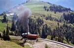 Ein Zug der Schafbergbahn dampft zur Bergstation (1986)