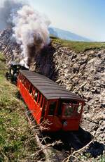 Wegen des Effekts extra schräg in Szene gesetzter Dampfzug der österreichischen Schafbergbahn (1986)