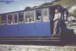 Blauer Wagen (mit Lok 999.102) bei der Bergfahrt zwischen Schafbergalm und Schafbergspitze im Sommer 1983. Da die Lok schiebt, mu auf der Plattform eine Begleitpersonen stehen, die den Zug stopen kann.