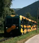 Dieseltriebwagen der Schneebergbahn am Wege talwrts, nrdliches Ortsende von Puchberg am Schneeberg, 24.