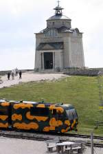 NSBB 13 am 14.07.2013 auf Talfahrt bei der Elisabethkirche nahe der Bergstation Hochschneeberg.

