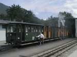 Zug geschoben von der Dampflok 999.03 der Schneebergbahn. Die Tren werden gerade geffnet um die Fahrgste einsteigen zu lassen. Aufgenommen am 13.8.2000 