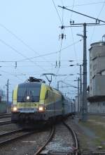 Mit dem Kalkzug 61037 rangierte die  ES 64 U2-081 am 25.03.2009 vor dem Zementwerk  beim Bahnhof Kirchdorf/Kr.