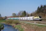 Der Kalkzug 61037 am 11.04.2009 gezogen von der  ES 64 U2-080 auf dem Weg von Linz nach Steyrling  kurz vor Wartberg/Kr.