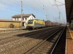 1216 932 von CargoServ zieht einen Güterzug durch Marchtrenk in Richtung Wels; 141104