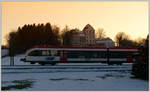 5063.004 als S61 von Wies-Eibiswald nach Graz Hbf. am 3.12.2017 kurz nach der Ausfahrt aus der Haltestelle Dietmannsdorf mit dem Rokoko-Schloss Welsberg im Hintergrund.