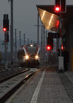 Trübes Wetter ist in den letzten Tagen angesagt und das setzt sich auch am Wochenende fort .... 

Am Nachmittag des 11.01.2018 fährt VT63.11 in den Bahnhof Wettmanstätten ein . 
