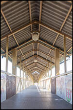 Bahnhof Voitsberg 25. September 2024 .  In einigen tagen wird die markante Fußgänger Brücke über den Bahnhof abgetragen .  Ein letzter Blick durch den Übergang. 