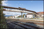 Bahnhof Voitsberg 25. September 2024 .  In einigen tagen wird die markante Fußgänger Brücke über den Bahnhof abgetragen . Blick in Richtung Westen von der  neuerrichteten Park & Ride Anlage.