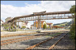 Bahnhof Voitsberg 25. September 2024 .  In einigen tagen wird die markante Fußgänger Brücke über den Bahnhof abgetragen . Blick auf den Bahnhof vom Parkplatz. 