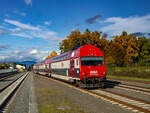 Premstätten-Tobelbad. Die Ära der Doppelstockwagen der Graz-Köflacher Bahn aus dem Hause Simmering-Graz-Pauker neigt sich ziemlich rasch dem Ende zu. Ein Grund dafür, den S-Bahn Zug 8485 der Linie S7 von Graz nach Köflach fotografisch festzuhalten, hier am 11.10.2024 bei wunderschöner, herbstlichen Kulisse bei der Einfahrt in den Bahnhof Premstätten-Tobelbad.